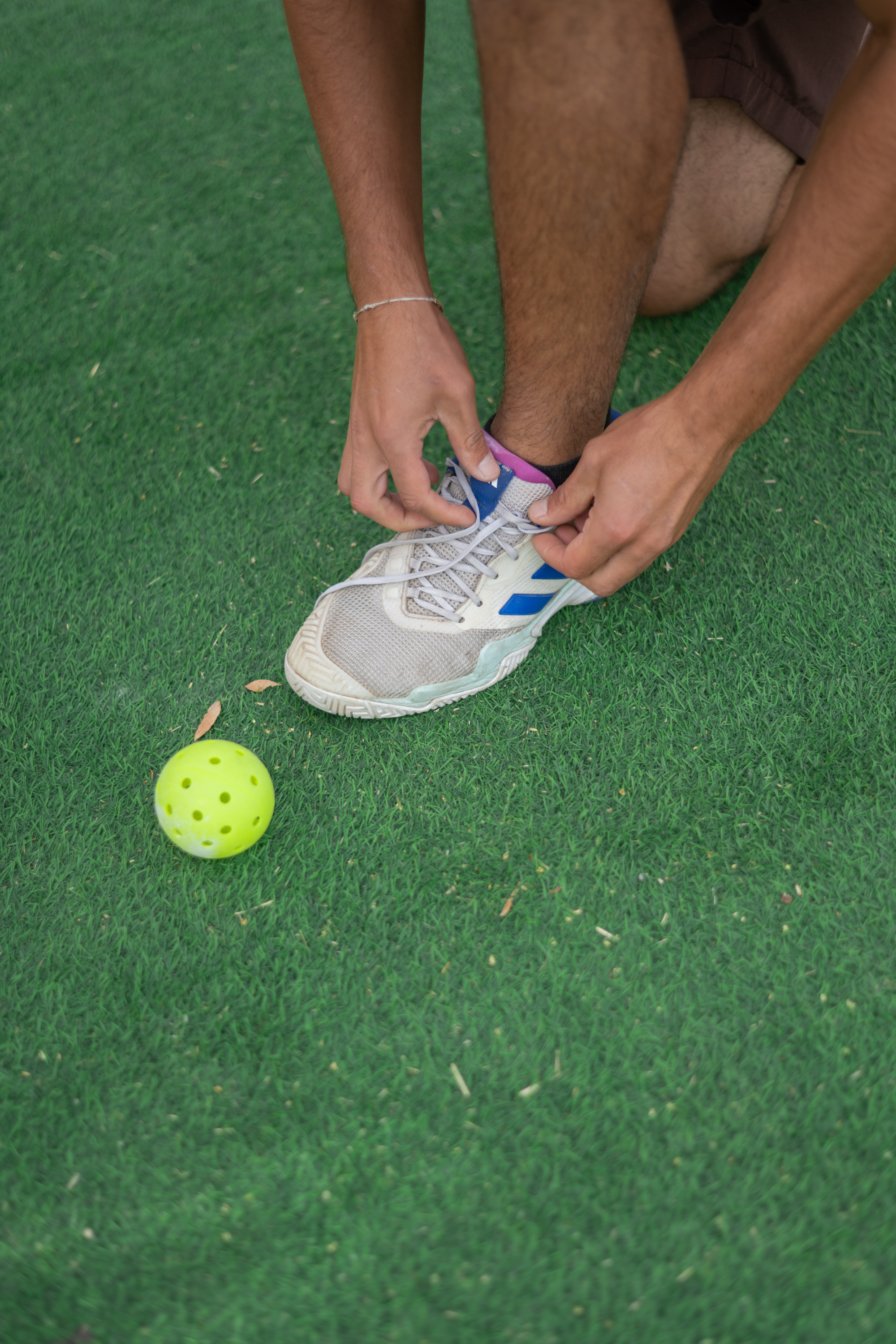 Jugadora en sprint alcanzando una pelota cerca de la red