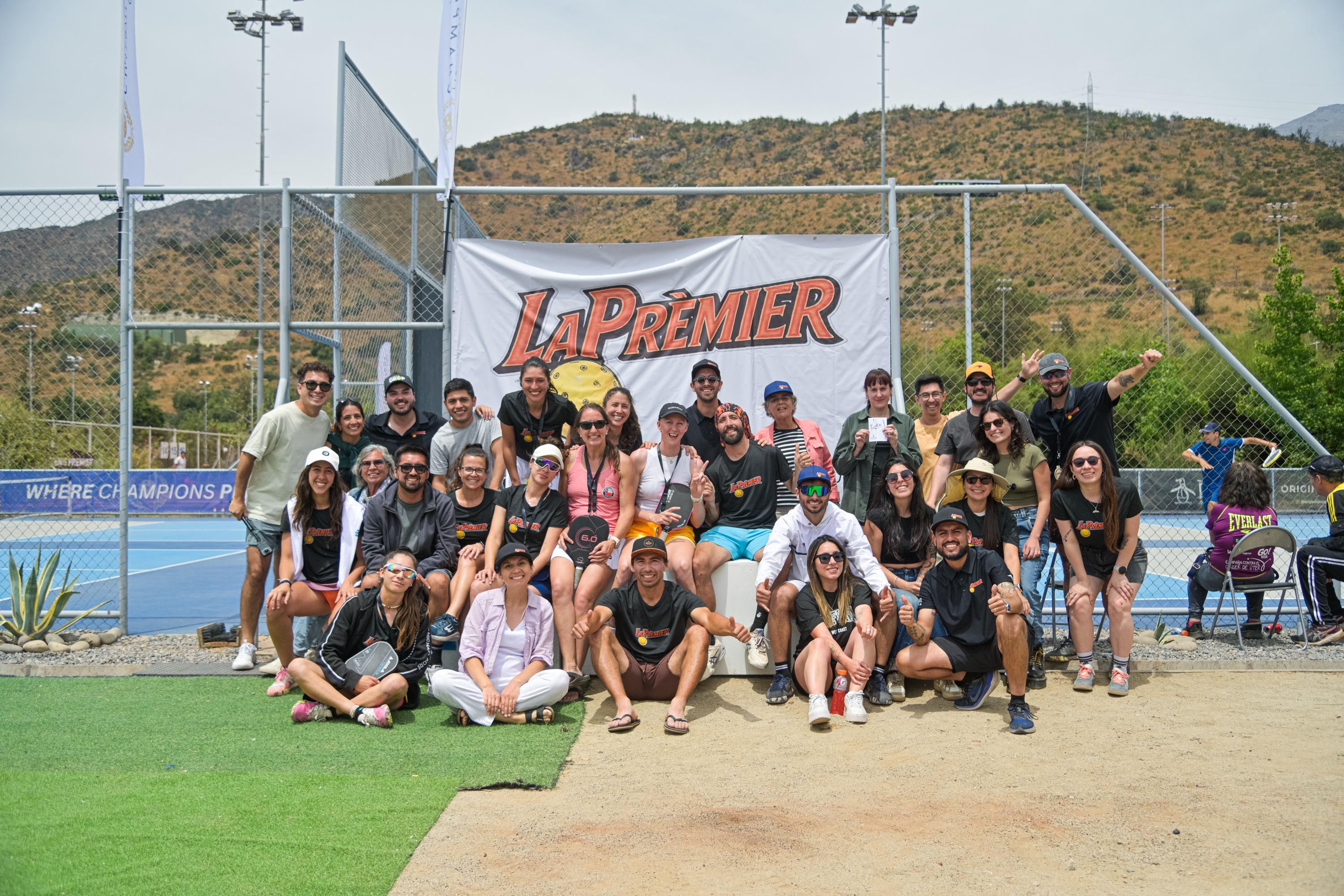 Jugadores de pickleball en accion durante un partido